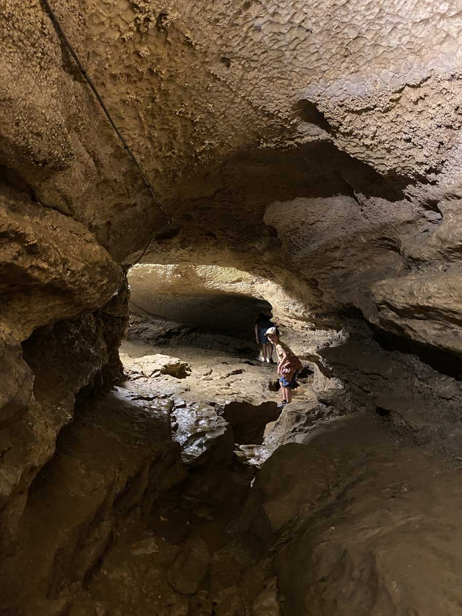 bambino in grotta