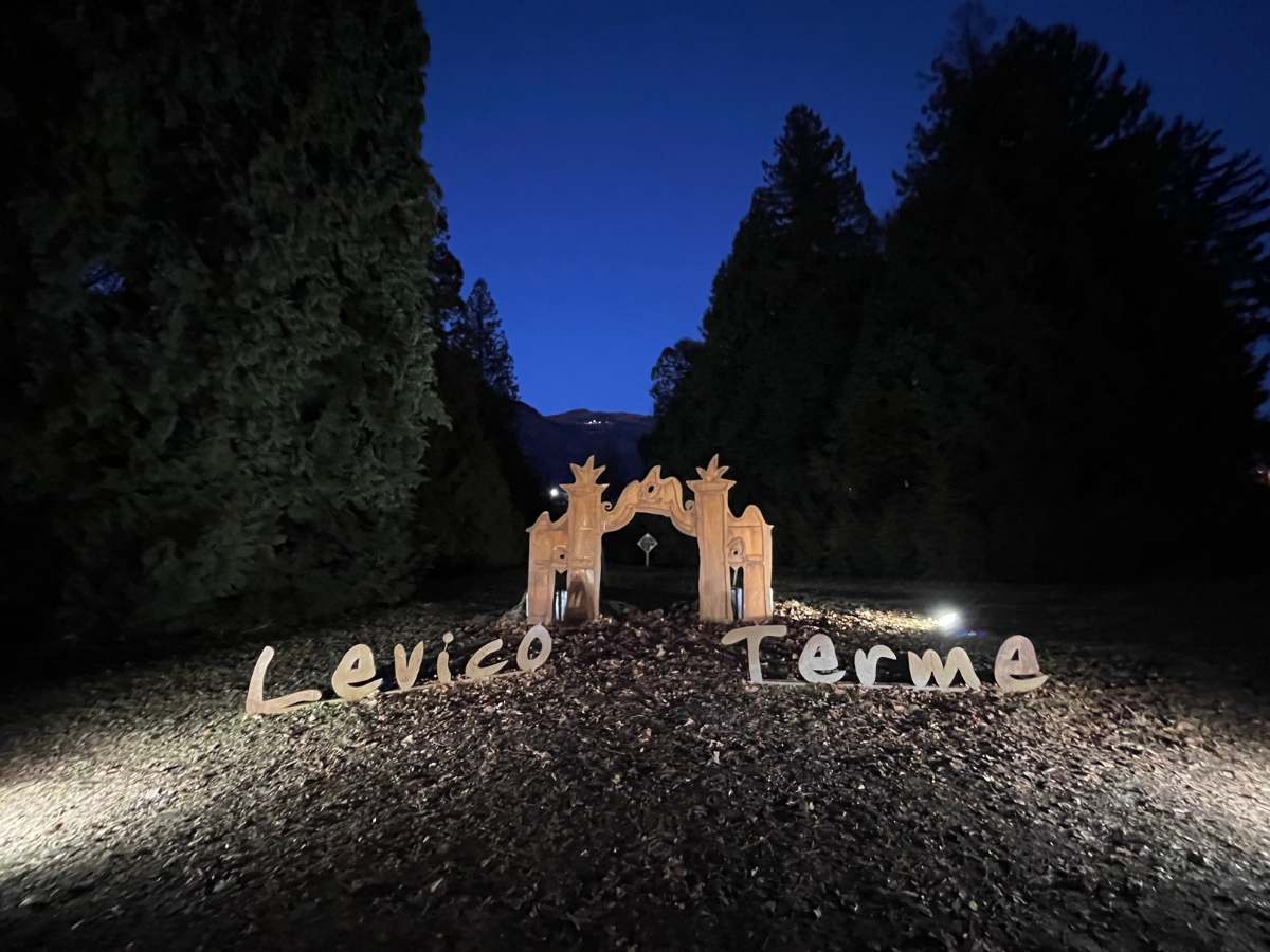 scritta in legno ai mercatini di natale di levico terme 