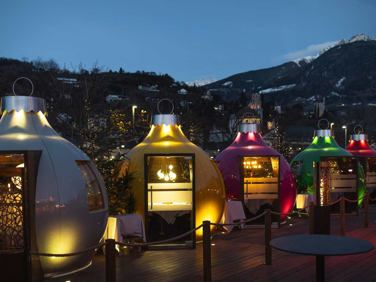 casette a forma di palline di natale mercatini merano
