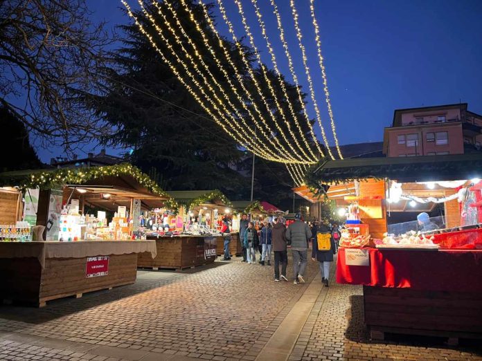 mercatini natale trentino rovereto mercatino di natale rovereto con casette e luci