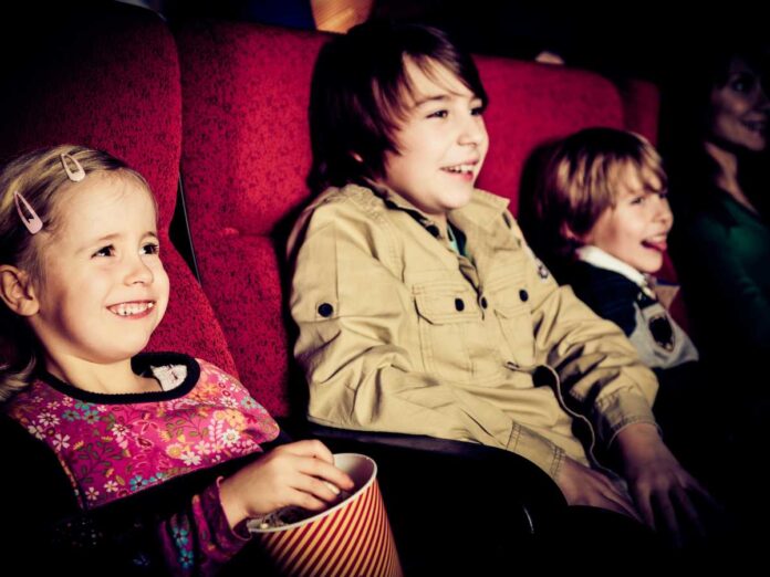 Bambini a teatro a Bologna, famiglie in sala durante uno spettacolo per bambini