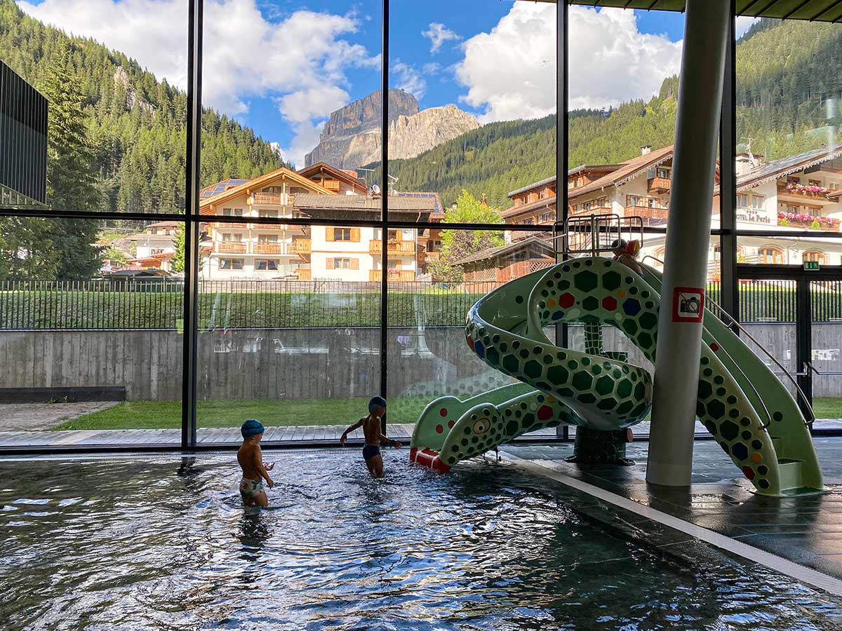Terme per bambini: montagne sullo sfondo