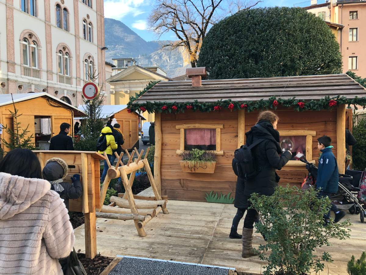 casette legno zona per bambini a trento città del natale