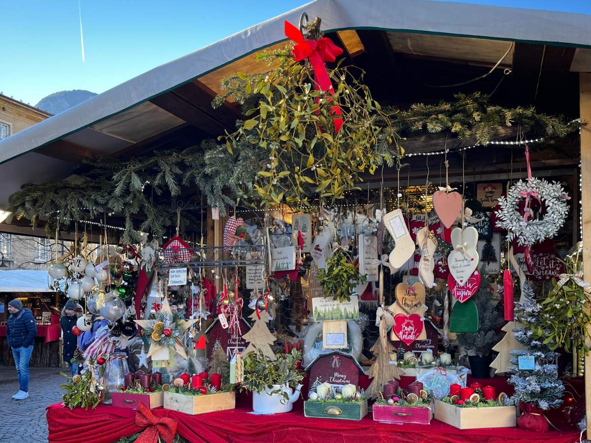 casette con oggettistica natalizia a trento città del natale