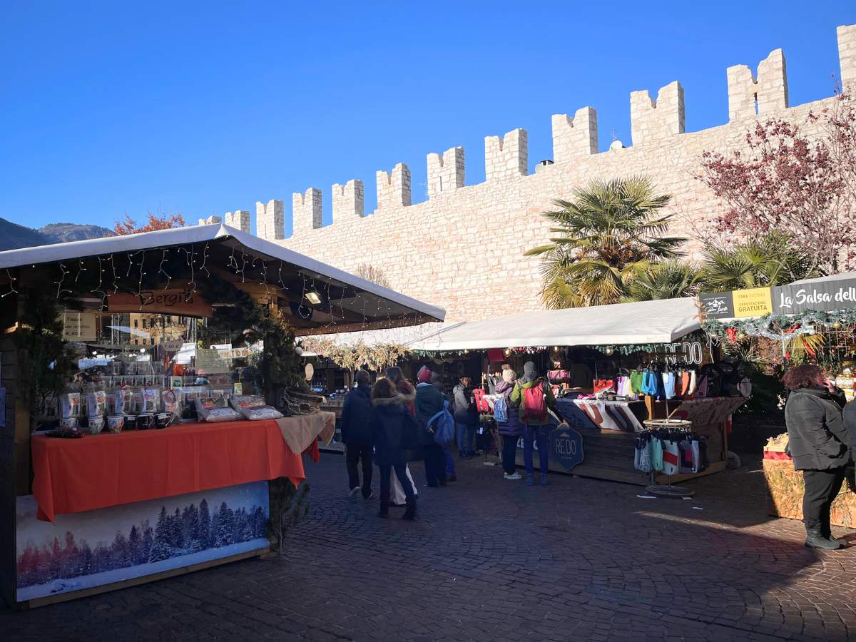mercatino di natale in piazza mostra a trento città del natale