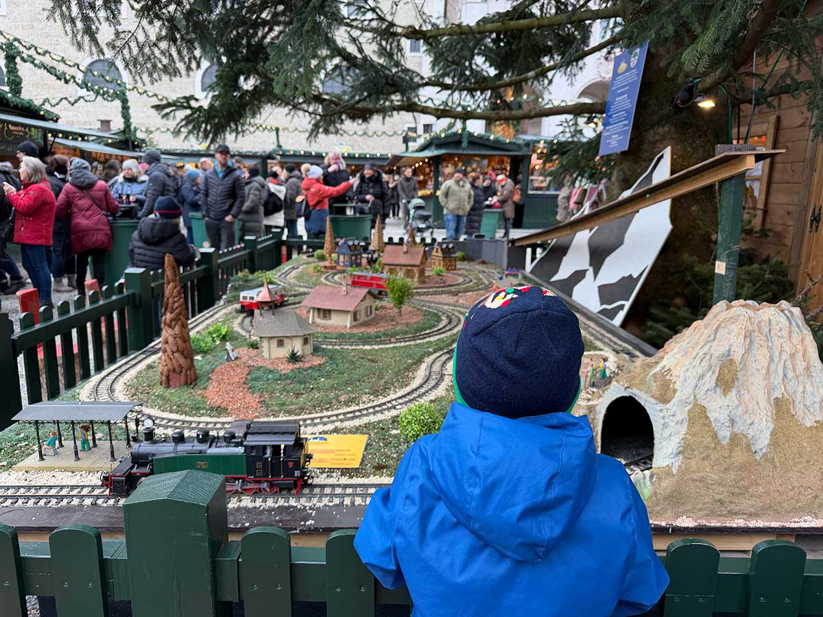 Bambino di spalle al Christkindlmarkt Salisburgo