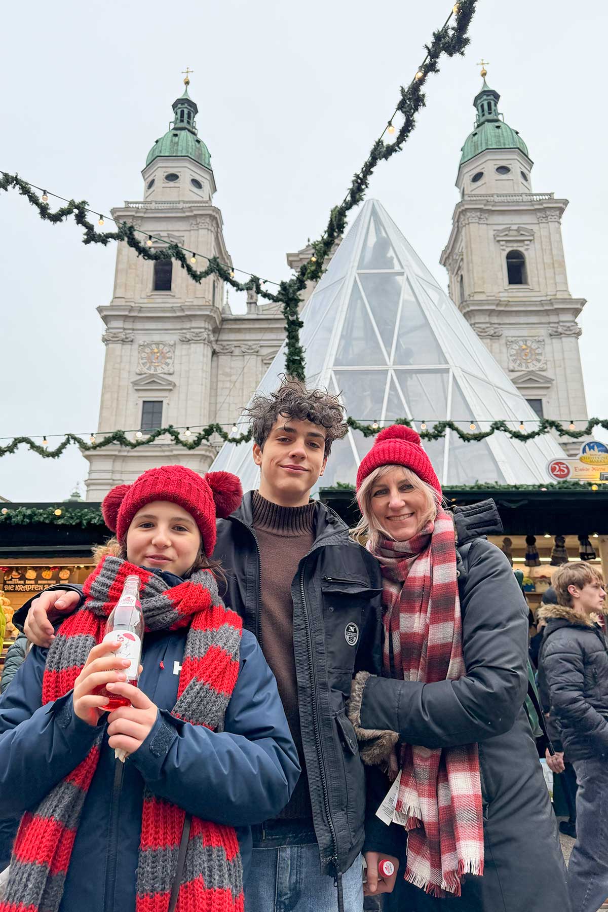 Famiglia al Christkindlmarkt Salisburgo