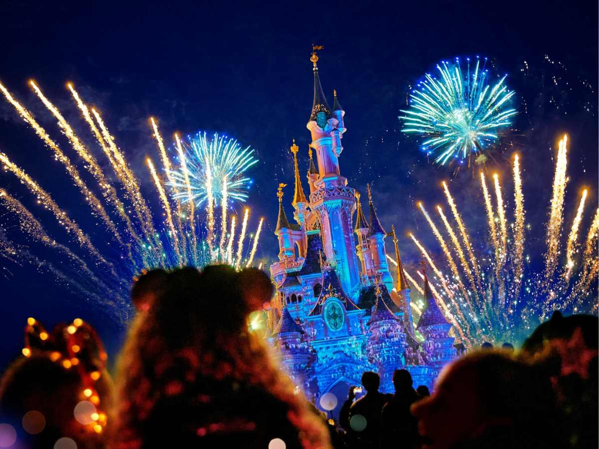 spettacolo di fuochi d'artificio a disneyland paris a capodanno