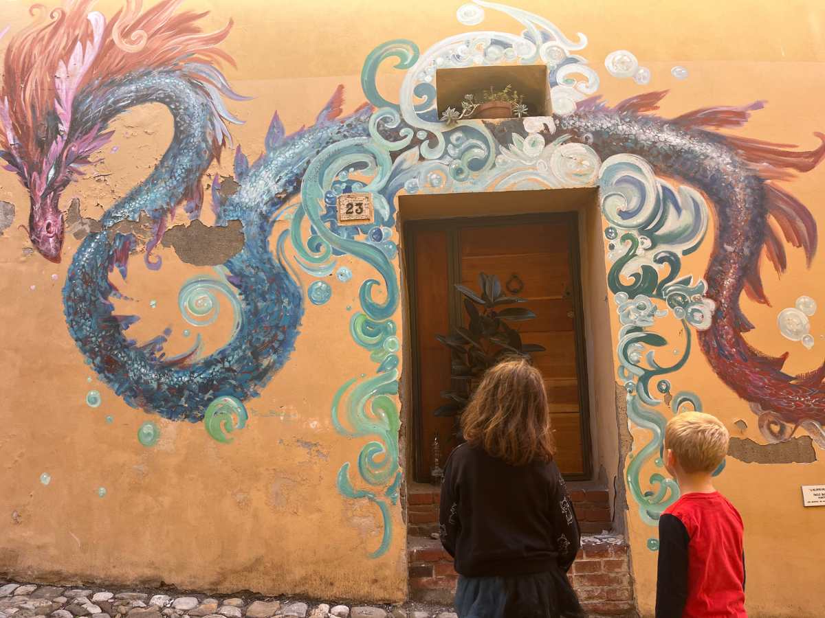 bambini osservano murales a dozza