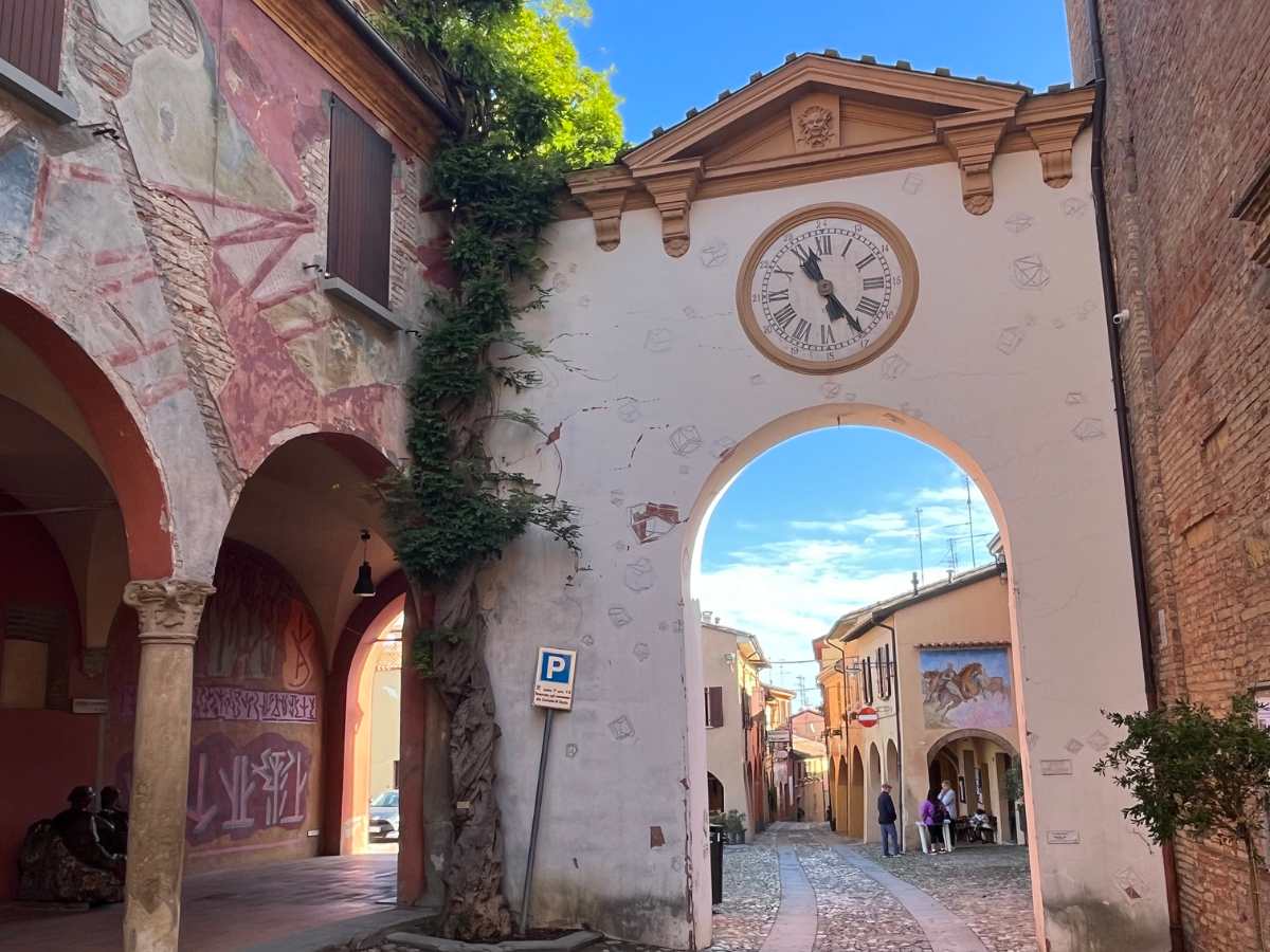 porta della città di dozza con orologio e murales