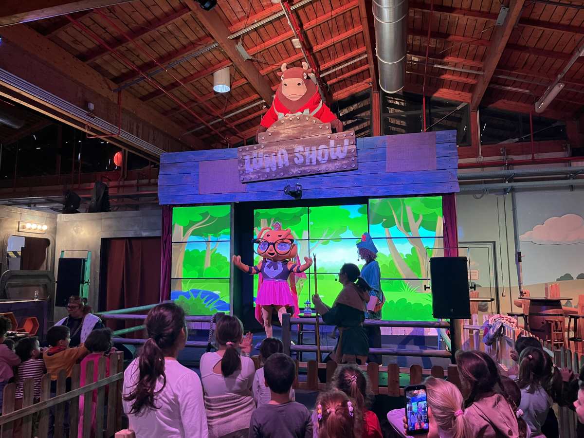 ape mascotte di luna farm durante lo spettacolo viaggi nel tempo