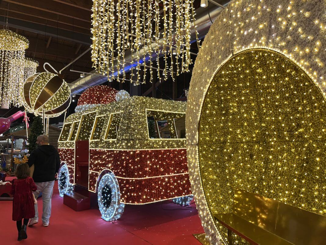bimba e papà davanti a luminarie