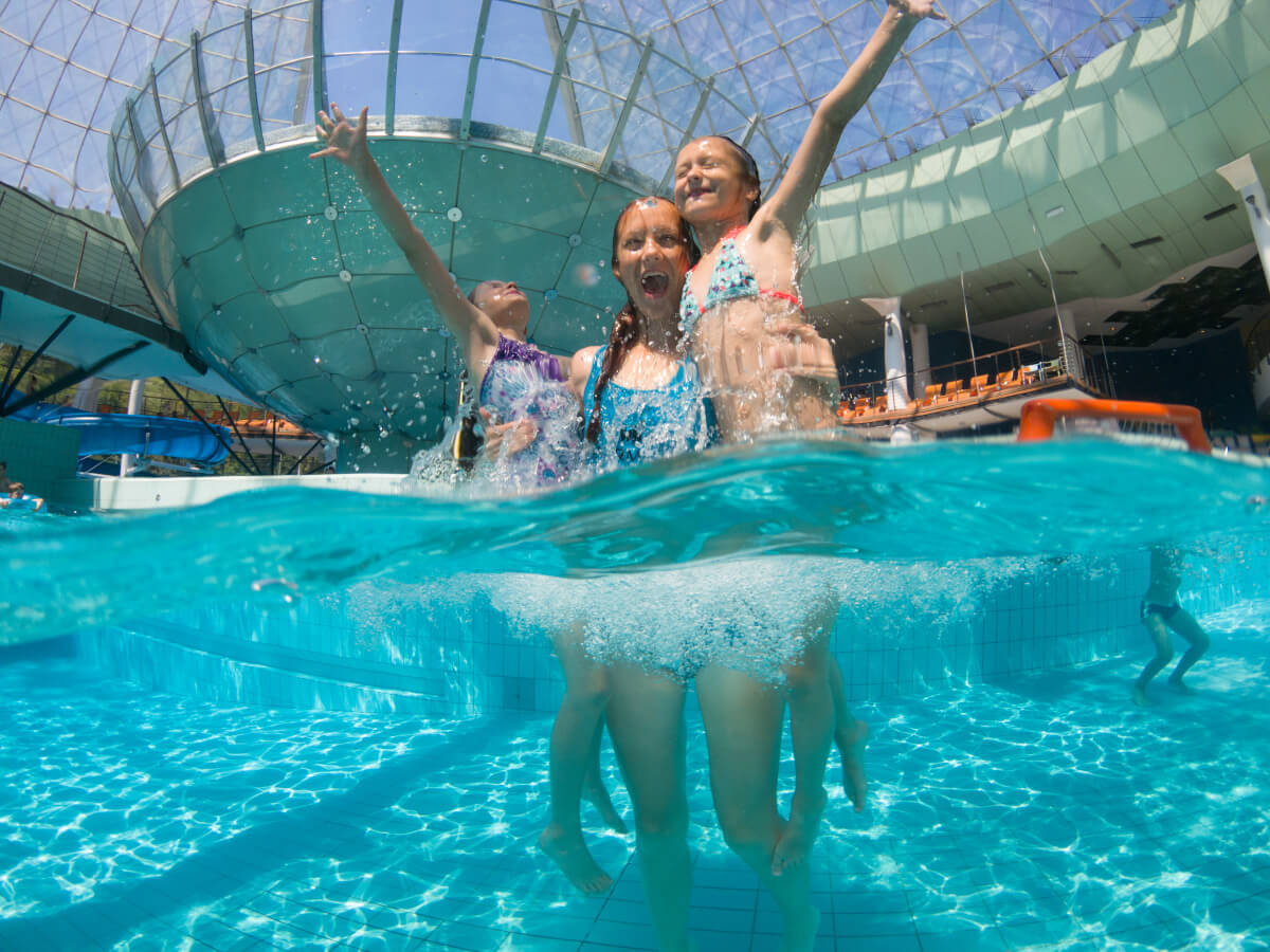 mamma e bambini in piscina