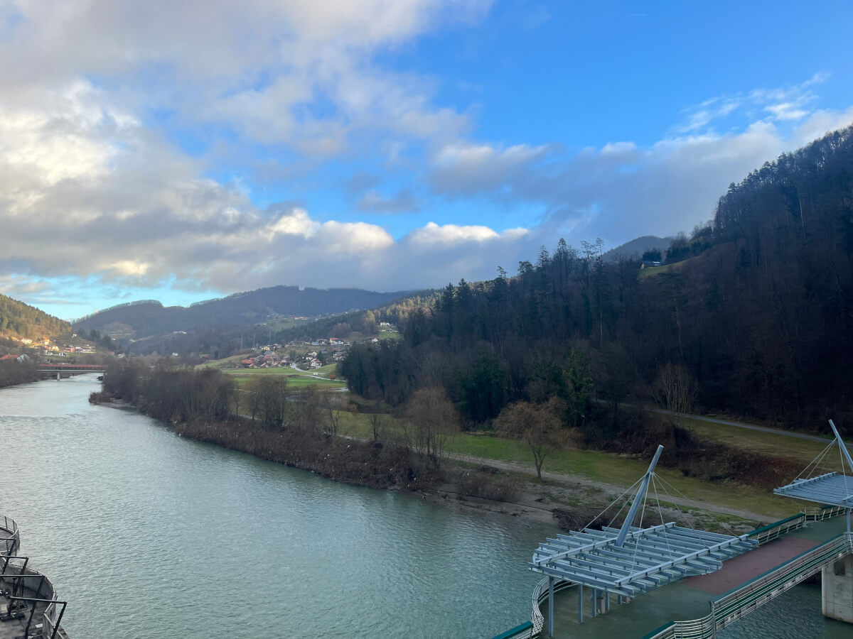 vista sulle montagne e il fiume