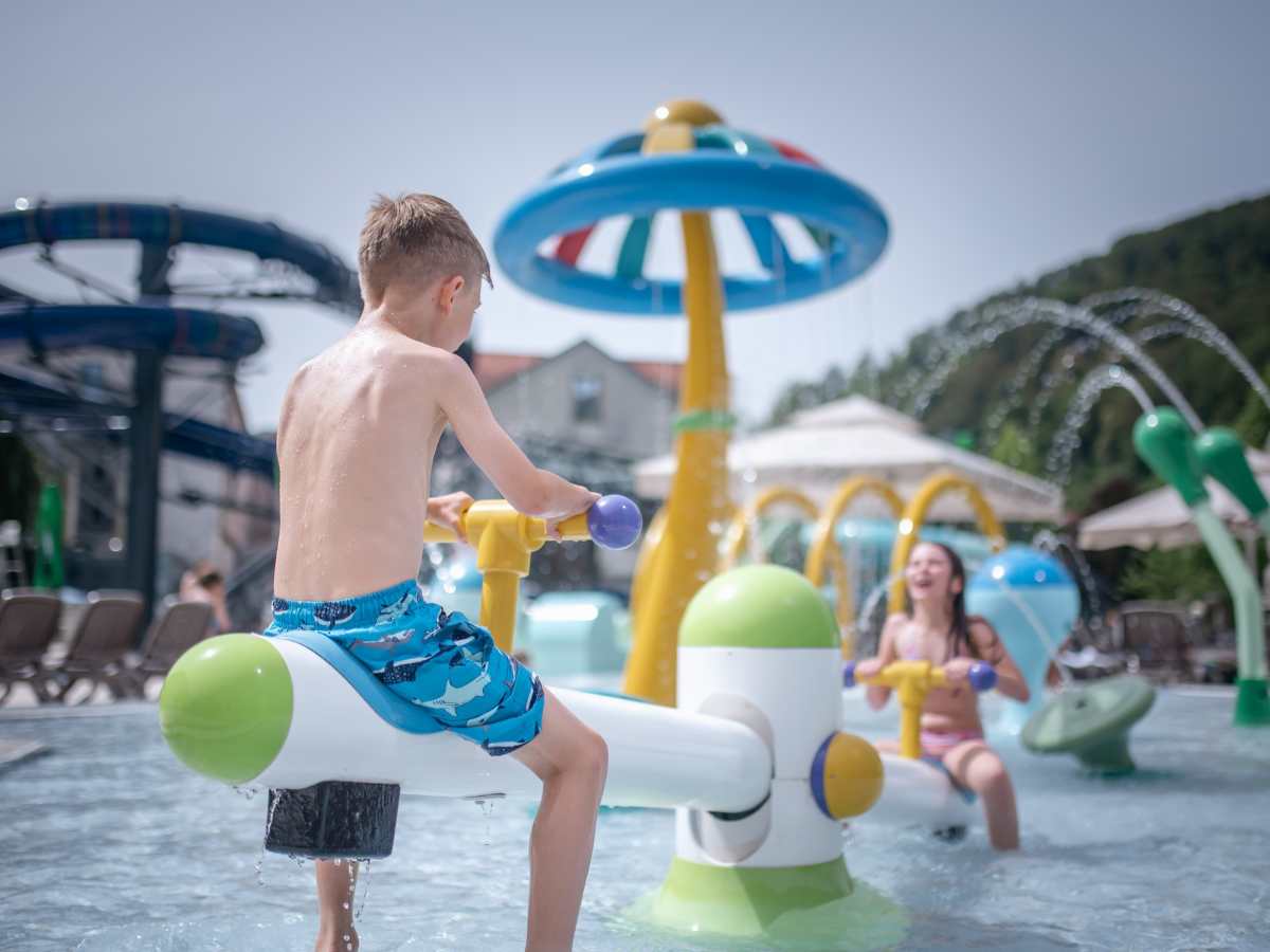 bambini nel parco acquatico del thermana lasko