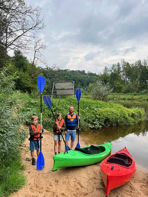 papà e bambini pronti a salire in canoa sul fiume Gauja