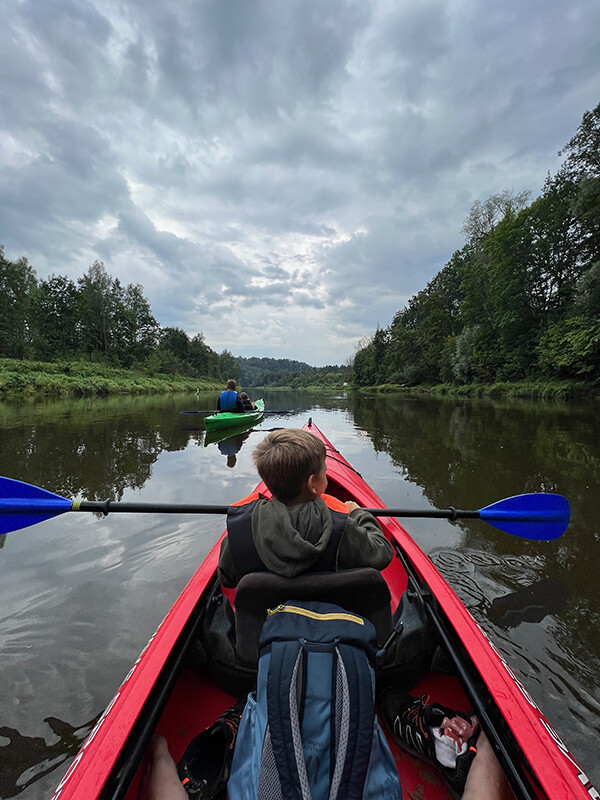 bambino sulla canoa sul fiume Gauja