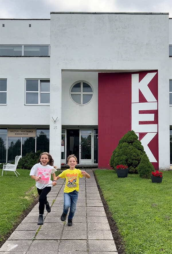 Bambini davanti all'ingresso del museo KEK