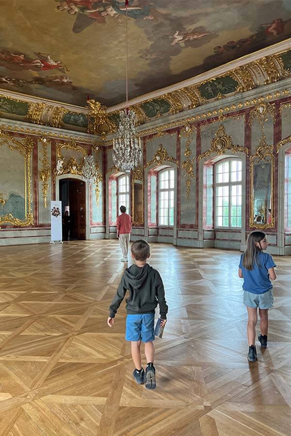 interno del Palazzo di Rundale con due bambini nel salone