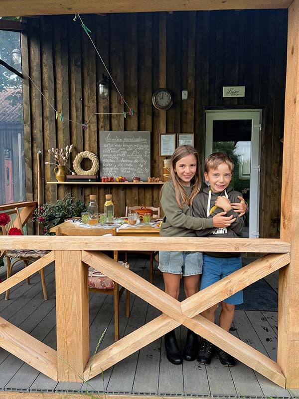 due bambini sotto il portico per la colazione in Lettonia