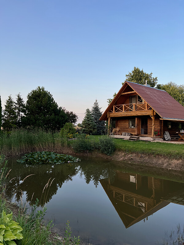 casa il legno con laghetto in Lituania