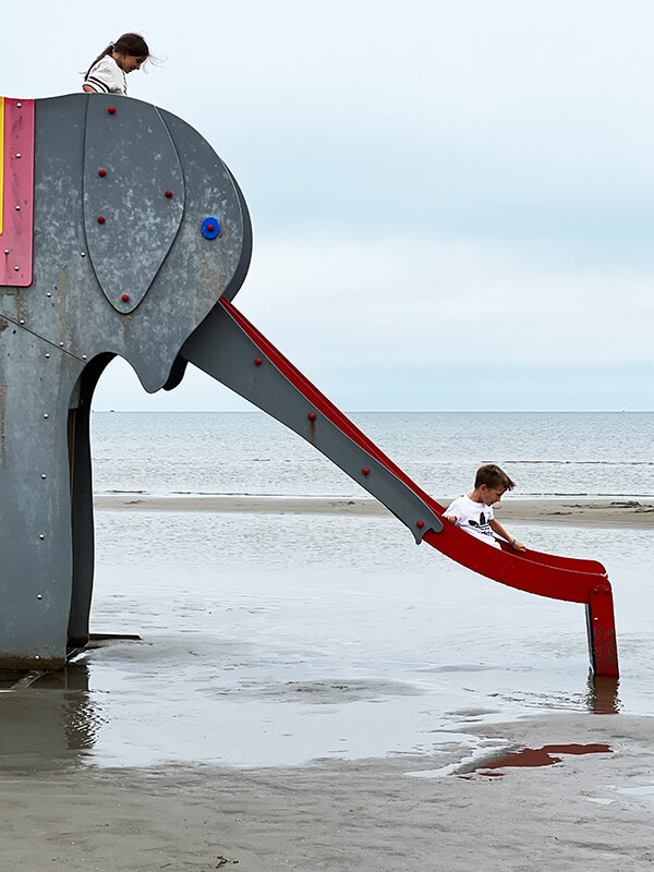 bambino su uno scivolo a forma di elefante sulla spiaggia di Parnu