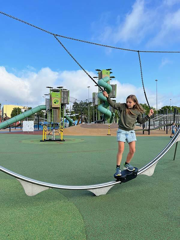 bambina al parco giochi enorme a Riga