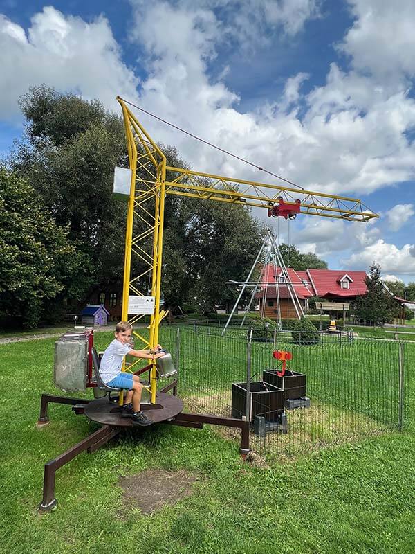 Parco giochi in Lettonia. Gru gioco con bambino che la manovra