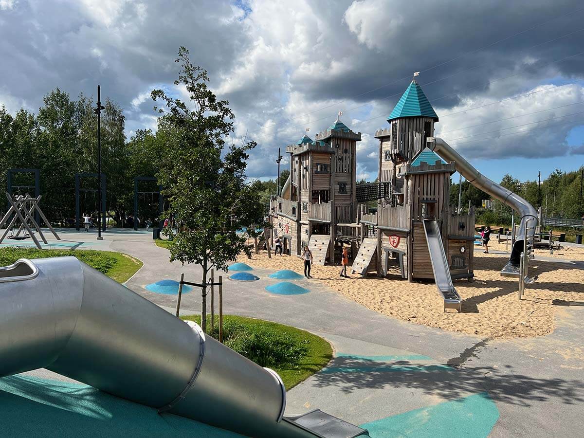 Grande castello in un parco giochi alla periferia di Tallinn