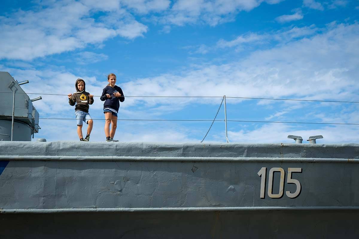 Due bambini su una nave militare 