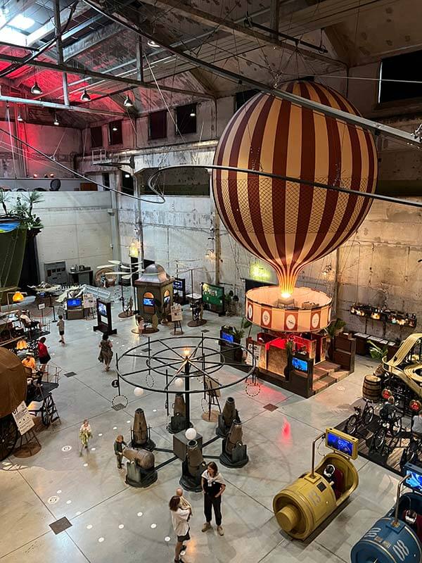 Hangar del museo delle invenzioni di Tallinn con una mongolfiera e altre esperienze