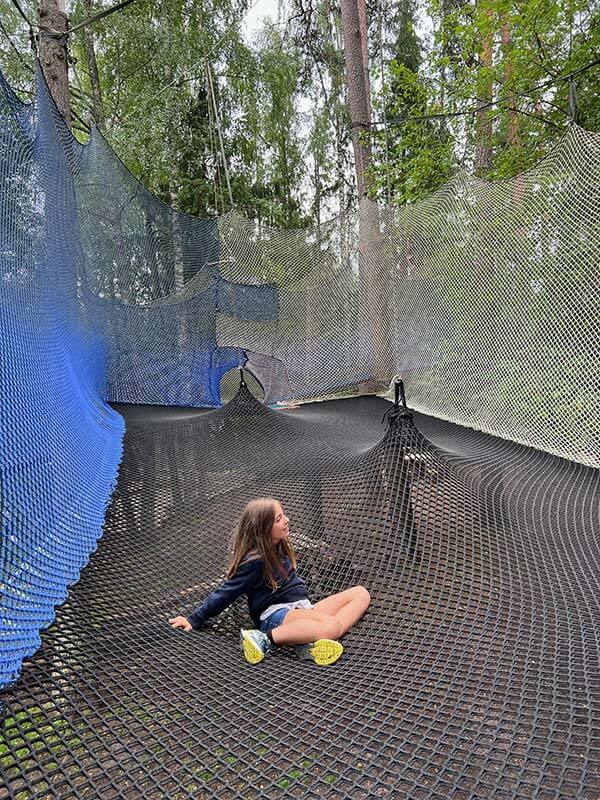 bambina sulle reti tra gli alberi nel Tiklu Park