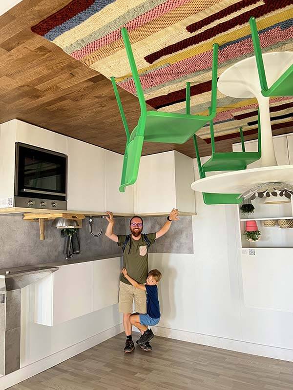 papa è bambino nella cucina della casa a testa in giù a Toks Kitoks Anykščių