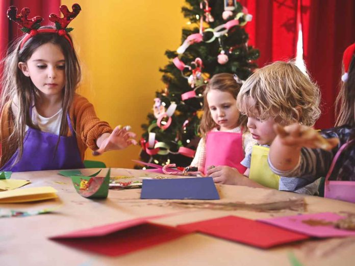 bambini fanno attività natalizie