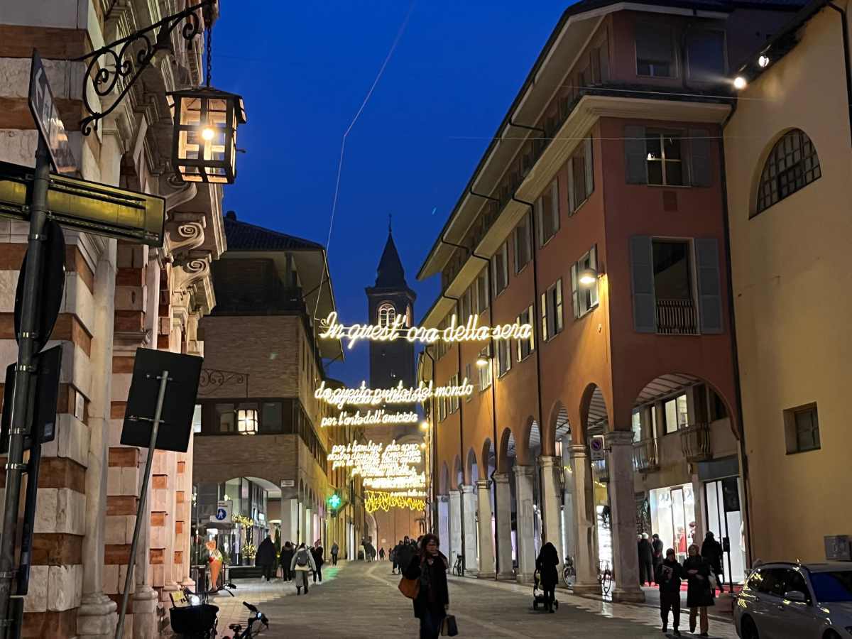 luminarie cesena a natale con scritte