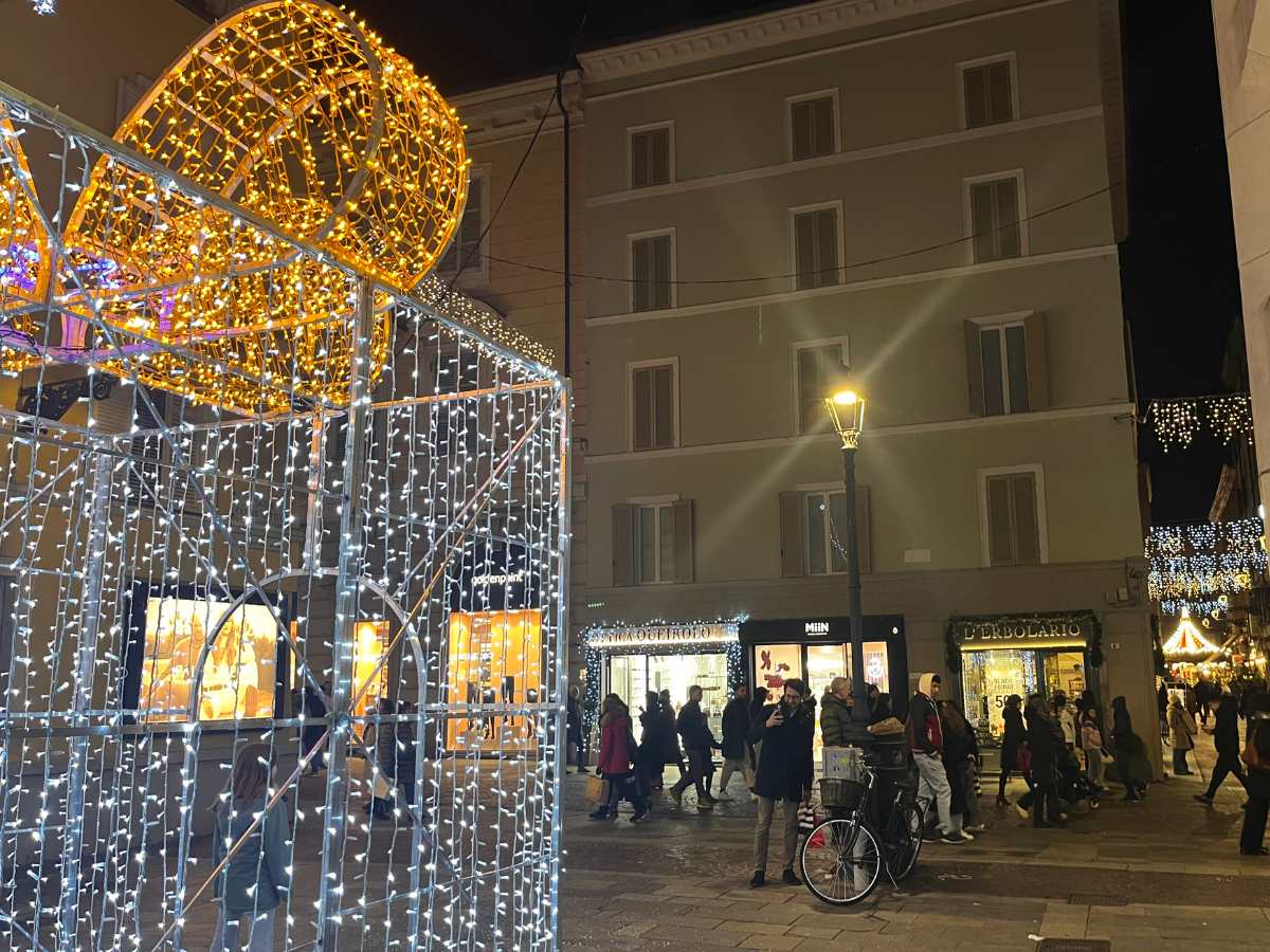 pacco regalo illuminato a Natale a Parma