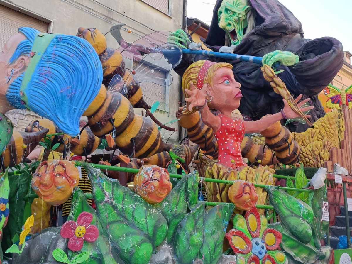 carro allegorico al carnevale al Castlein in provincia di Reggio Emilia