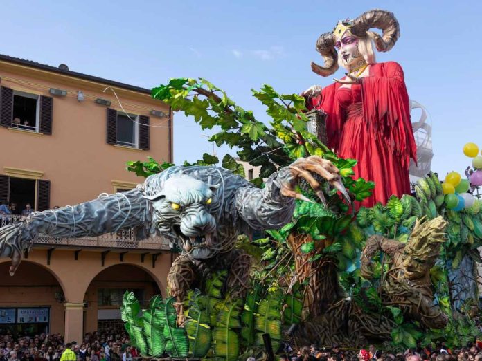 grande carro con lupo e donna al carnevale di Cento in Emilia Romagna