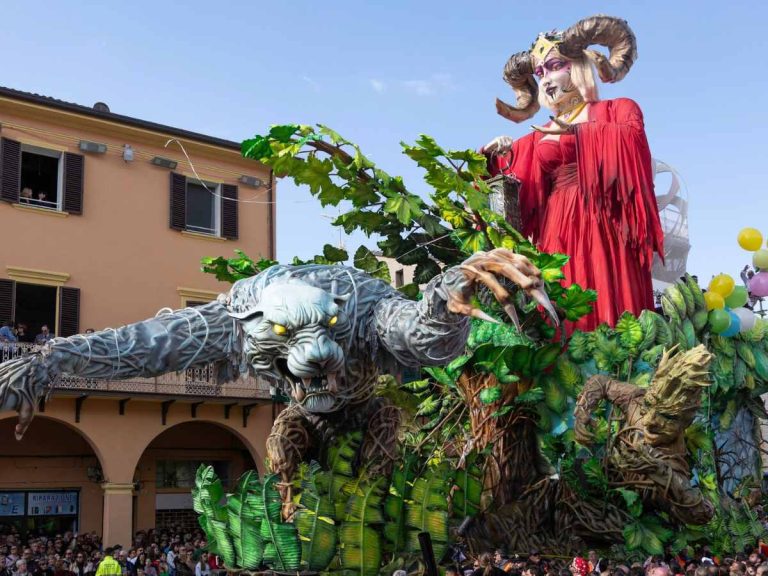 grande carro con lupo e donna al carnevale di Cento in Emilia Romagna
