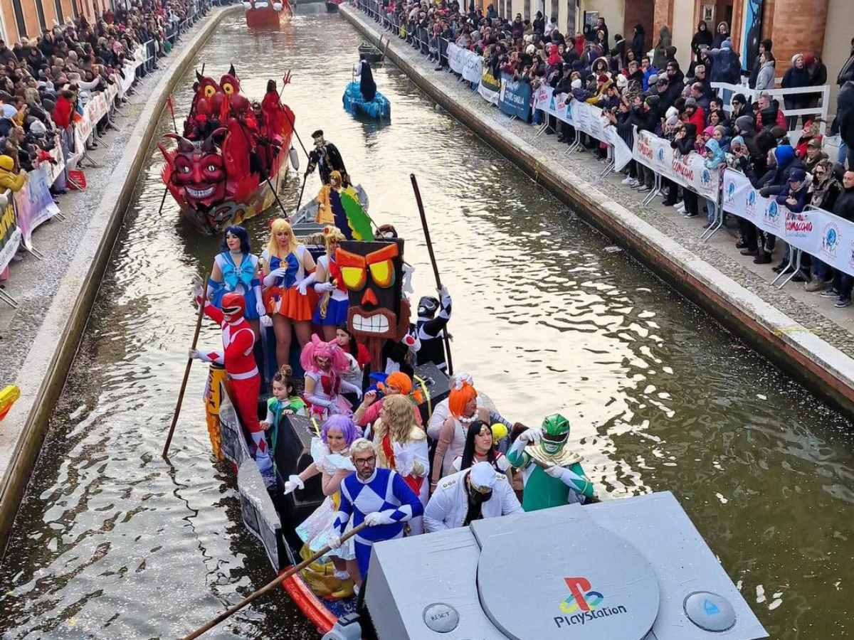 barca allestita per il carnevale sull'acqua di Comacchio