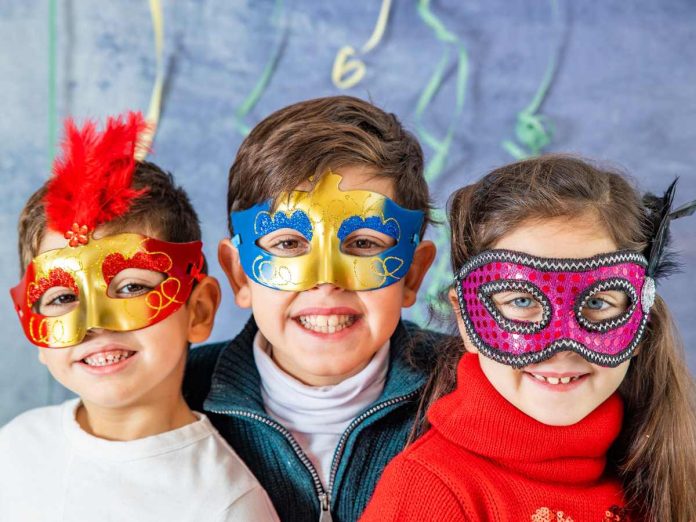 bambini con maschere di carnevale