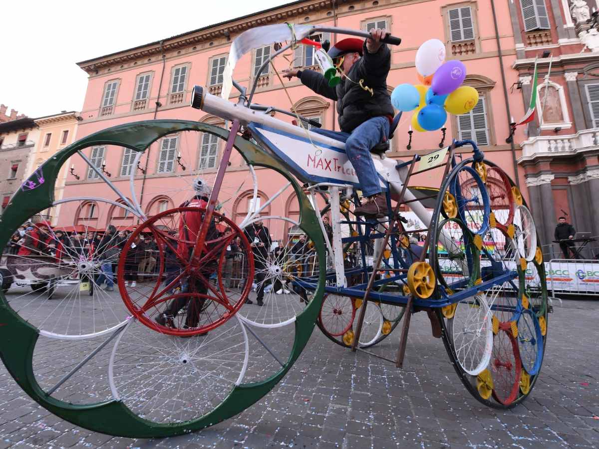 maxi bici al carnevale dei fantaveicoli di Imola