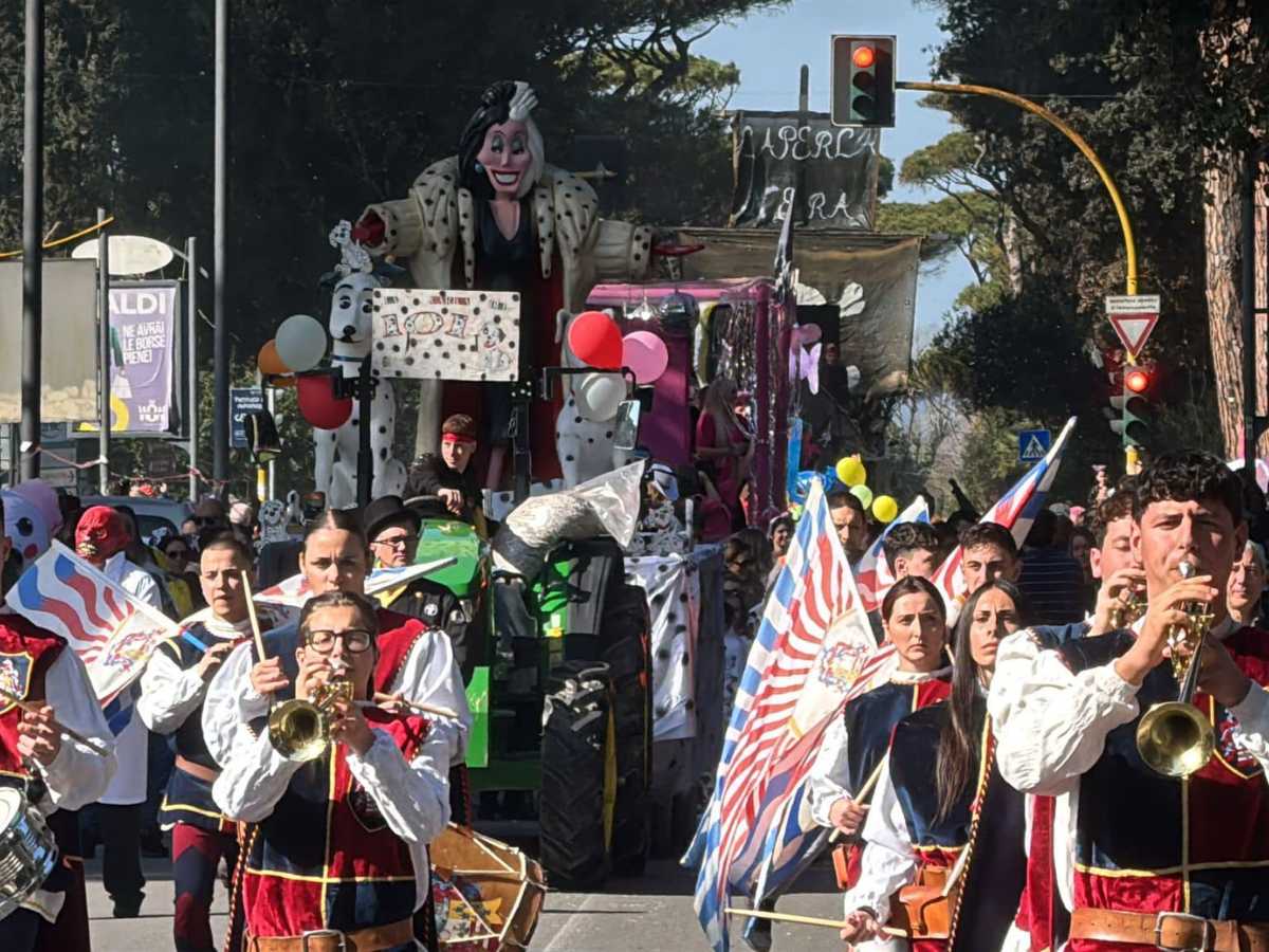 parata di carri del Carnevale a Fregene