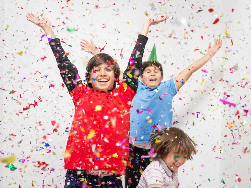 bambini festeggiano carnevale con i coriandoli