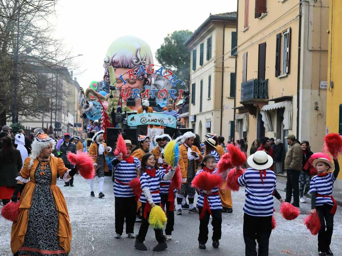 sfilata con carri allegorici al carnevale di san Pietro in Casale