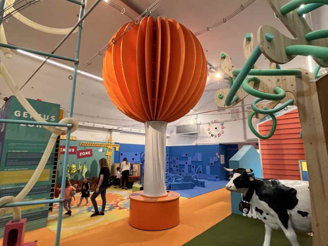 zona centrale con la mucca e altre attività da fare al children's museum di verona