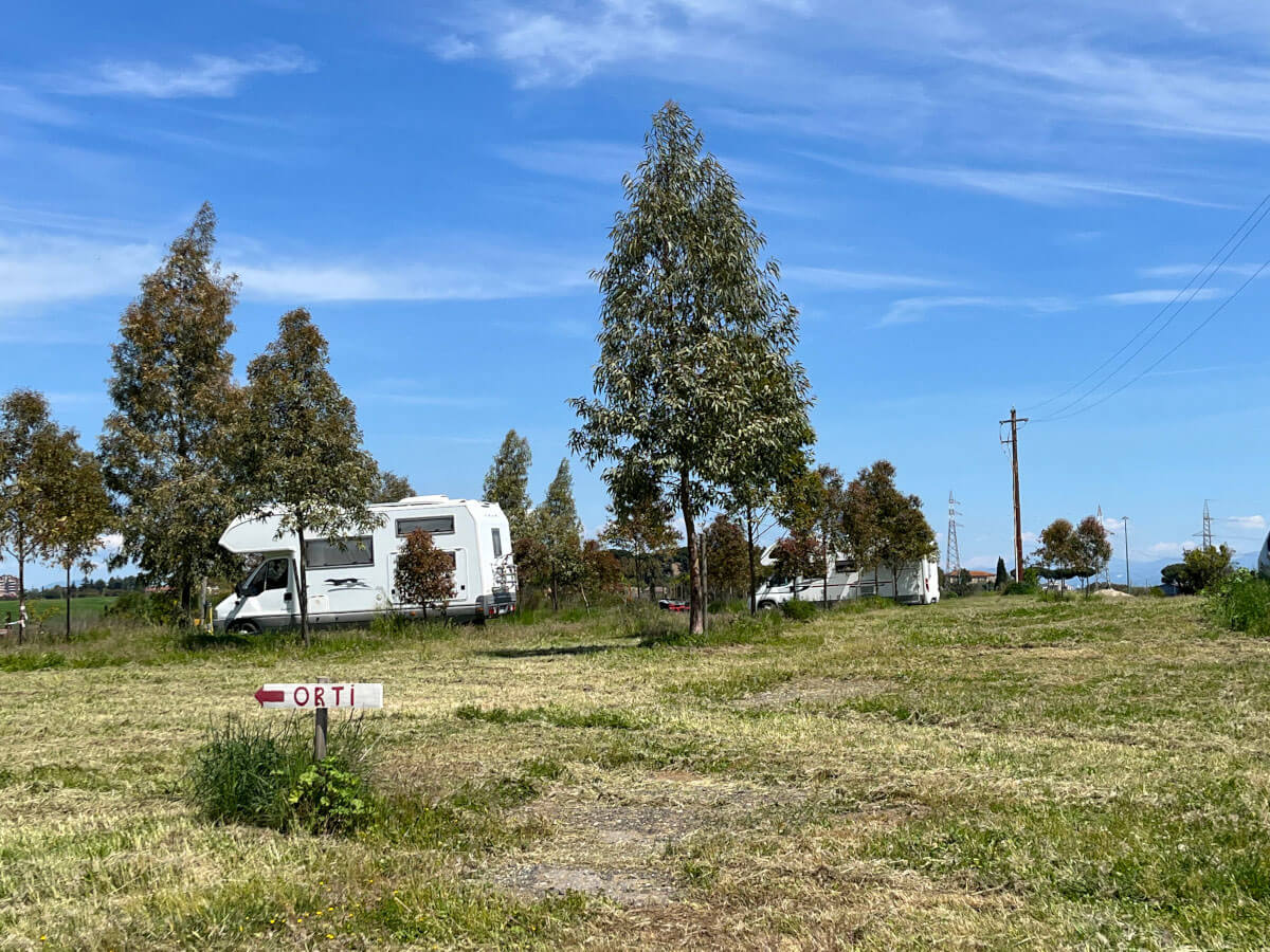 camper parcheggiato vicino agli orti