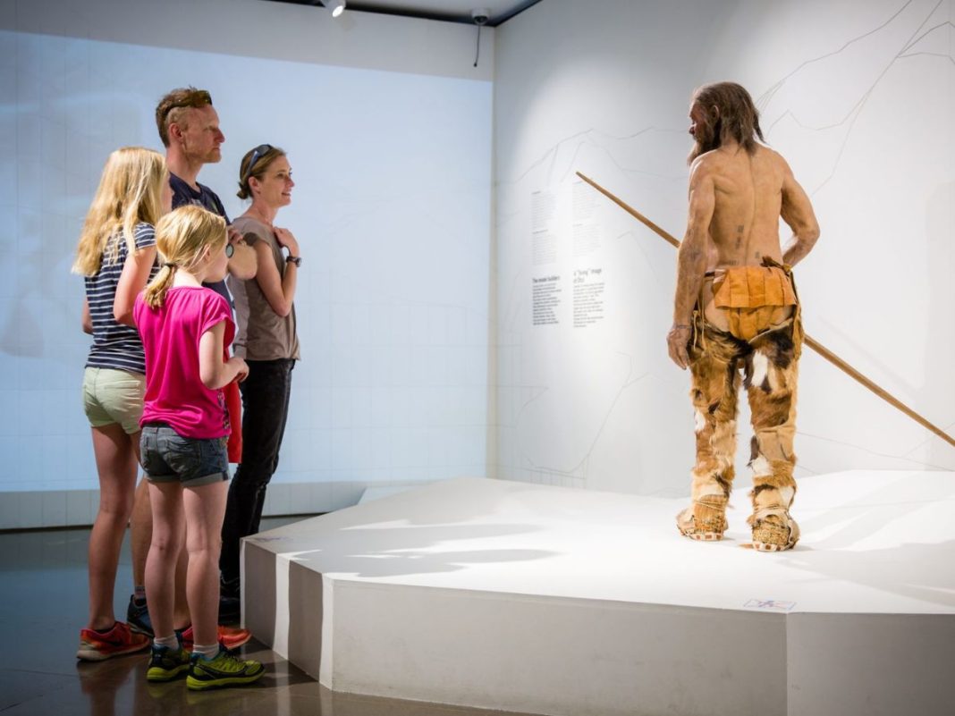 famiglia che osserva otzi