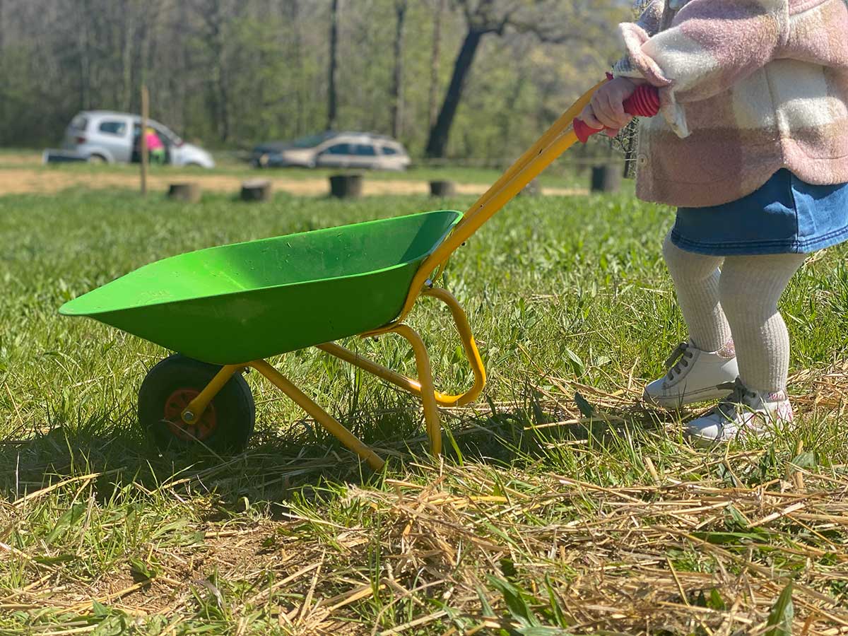 Attività bambini in collina: carriola al Giardino di Rosero