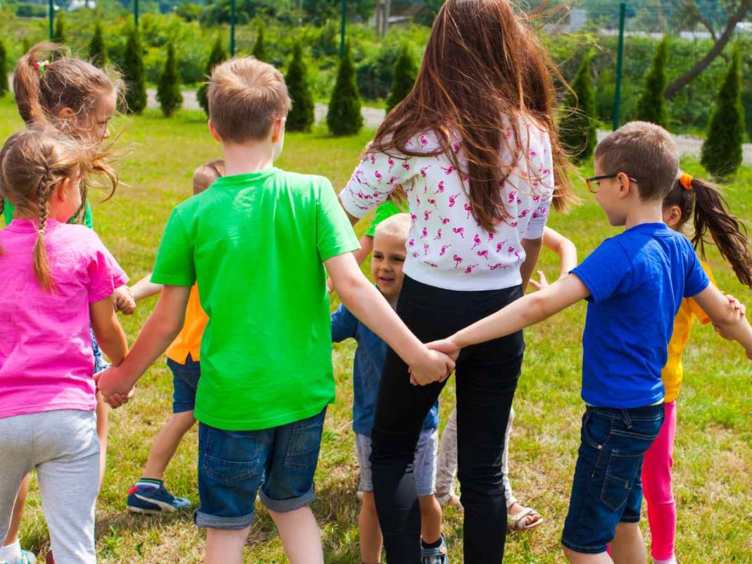 bambini giocano nel prato durante i campi estivi
